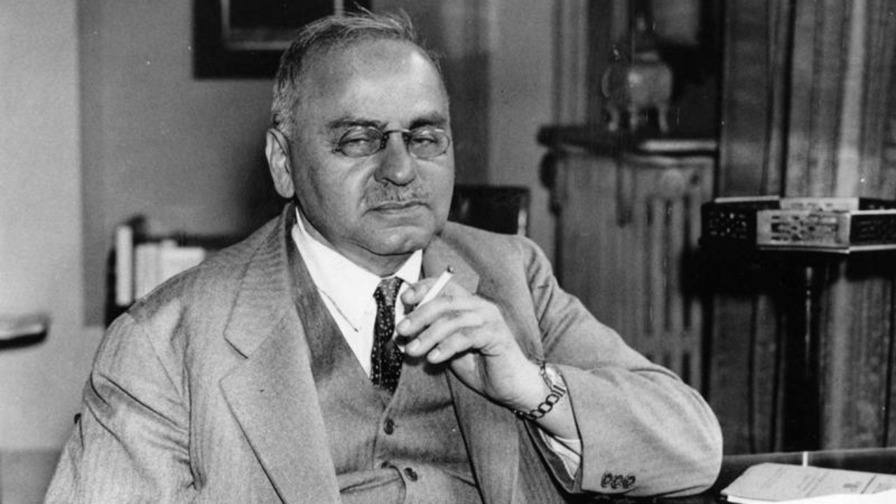Alfred Adler przy biurku, zdjęcie historyczne