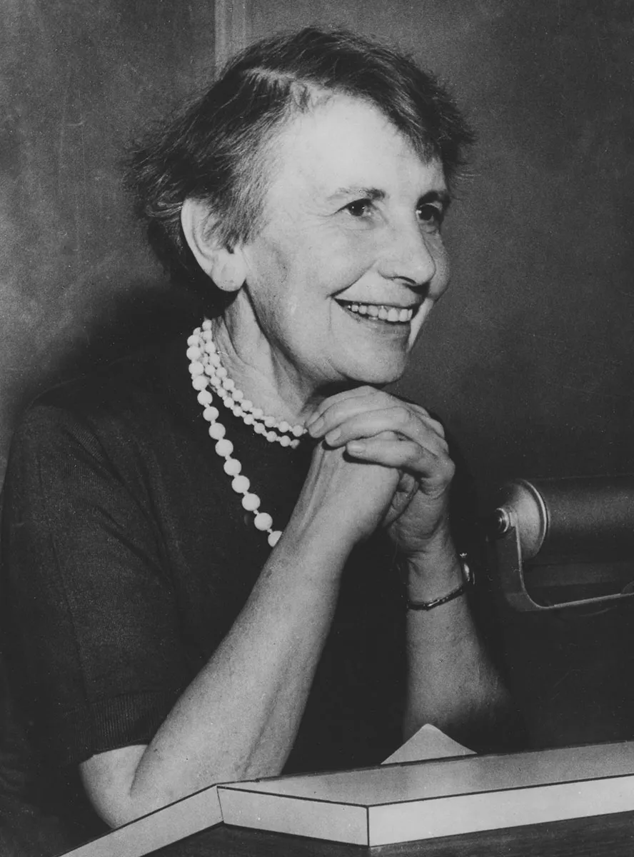 Anna Freud przy mównicy – wykładowczyni, dyrektorka kliniki i jedna z najważniejszych postaci psychologii XX wieku