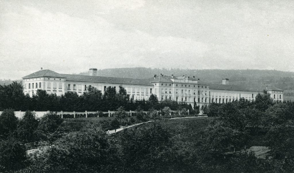 Klinika psychiatryczna Burgholzli w Zurychu - archiwalna fotografia budynku wsrod drzew