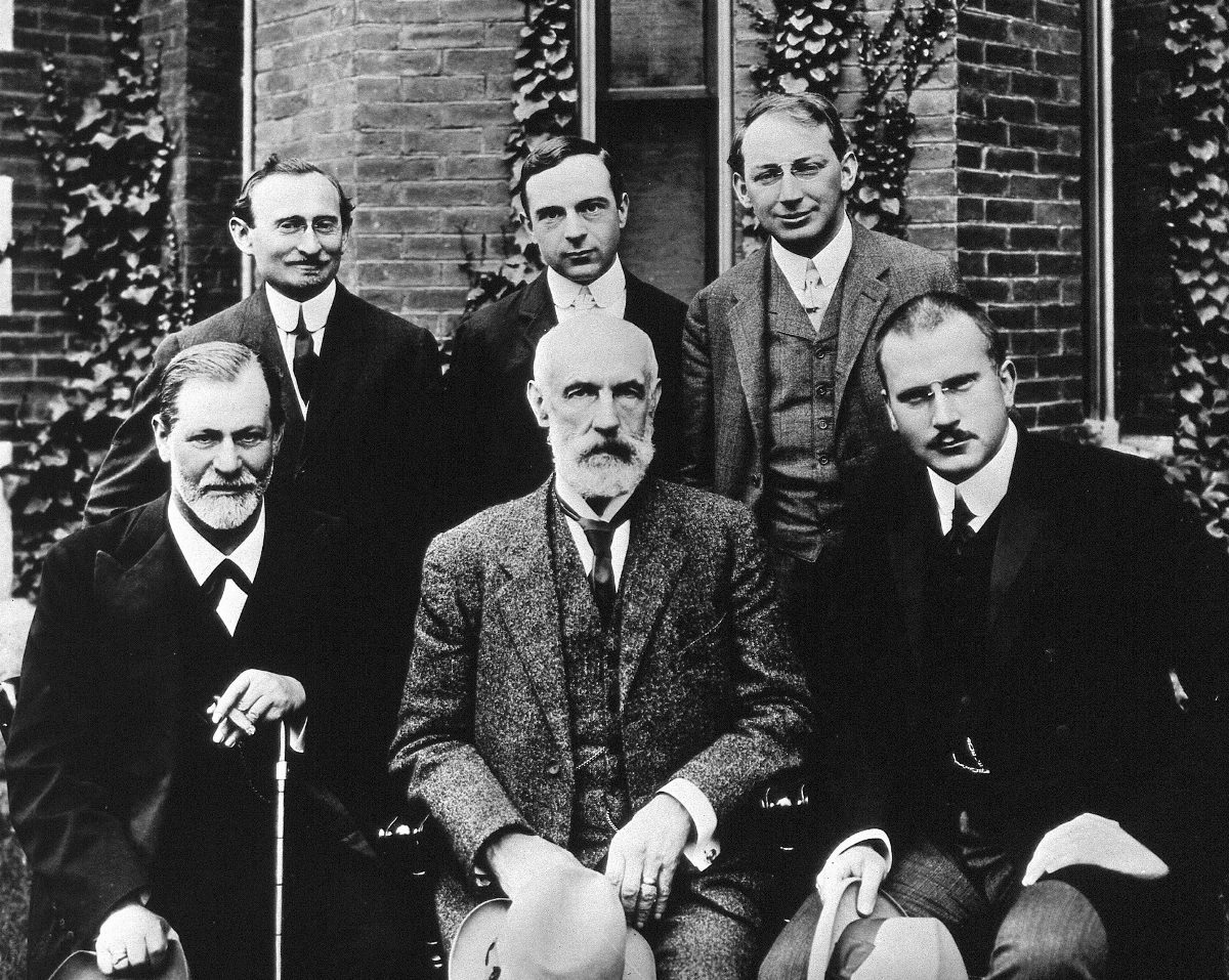 Grupowe zdjecie z Clark University 1909 - Freud, Hall i Jung w pierwszym rzedzie, Brill, Jones i Ferenczi z tylu