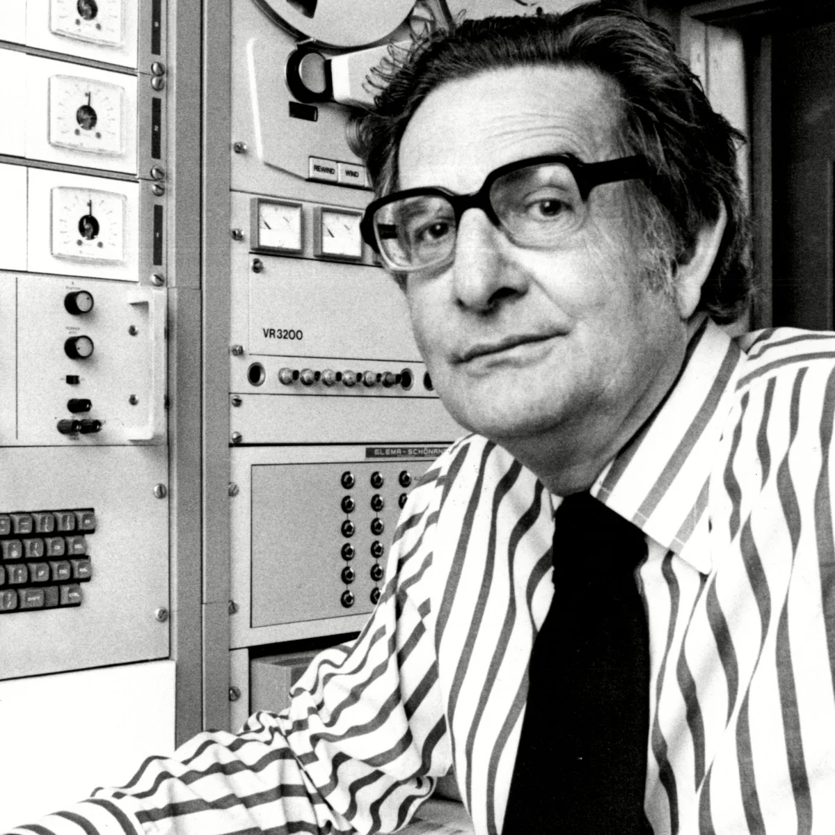 Hans Eysenck w laboratorium na tle aparatury pomiarowej - czarno-biala fotografia