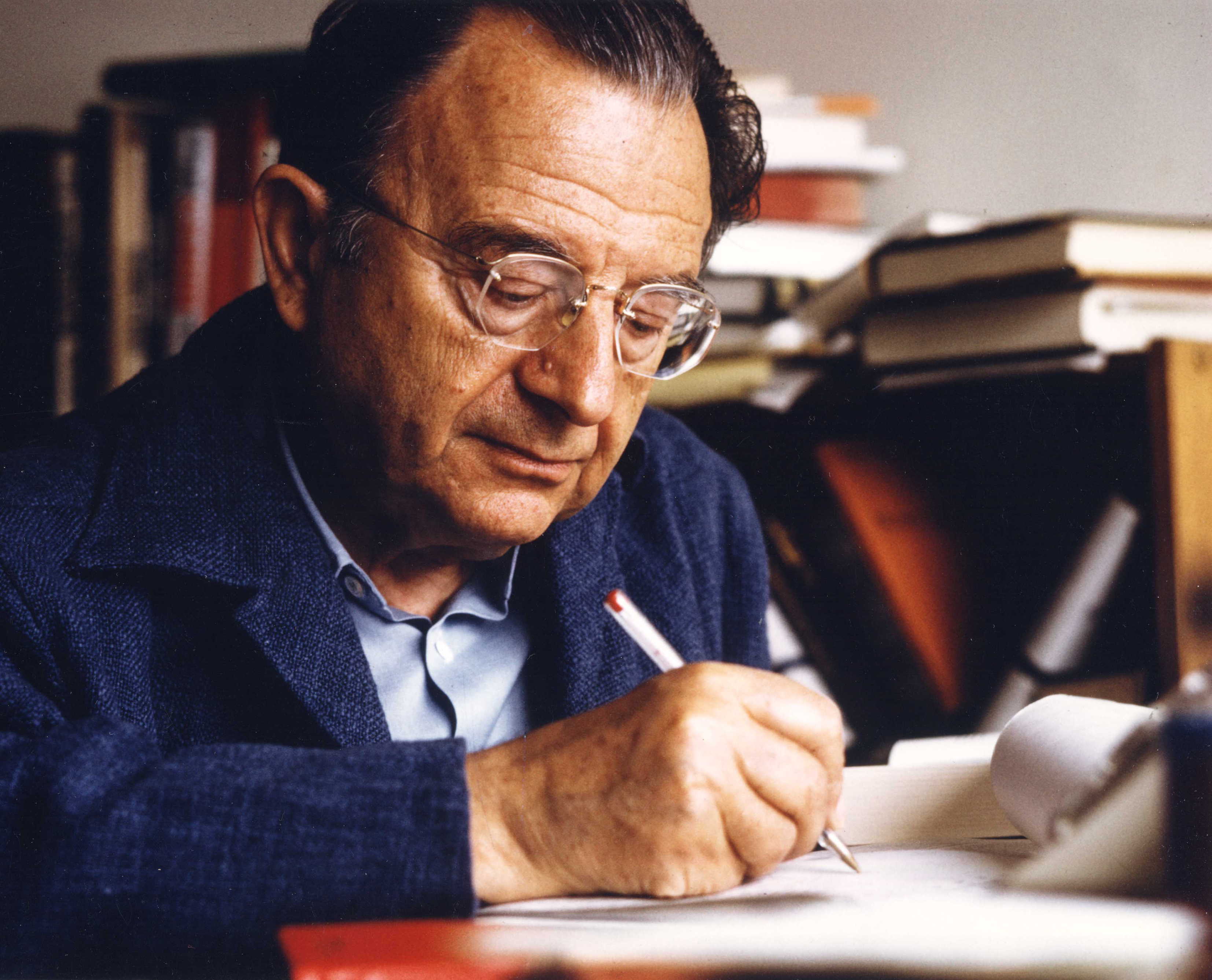 Erich Fromm przy pracy – psychoanalityk tworzący swoje przełomowe dzieła o wolności i miłości