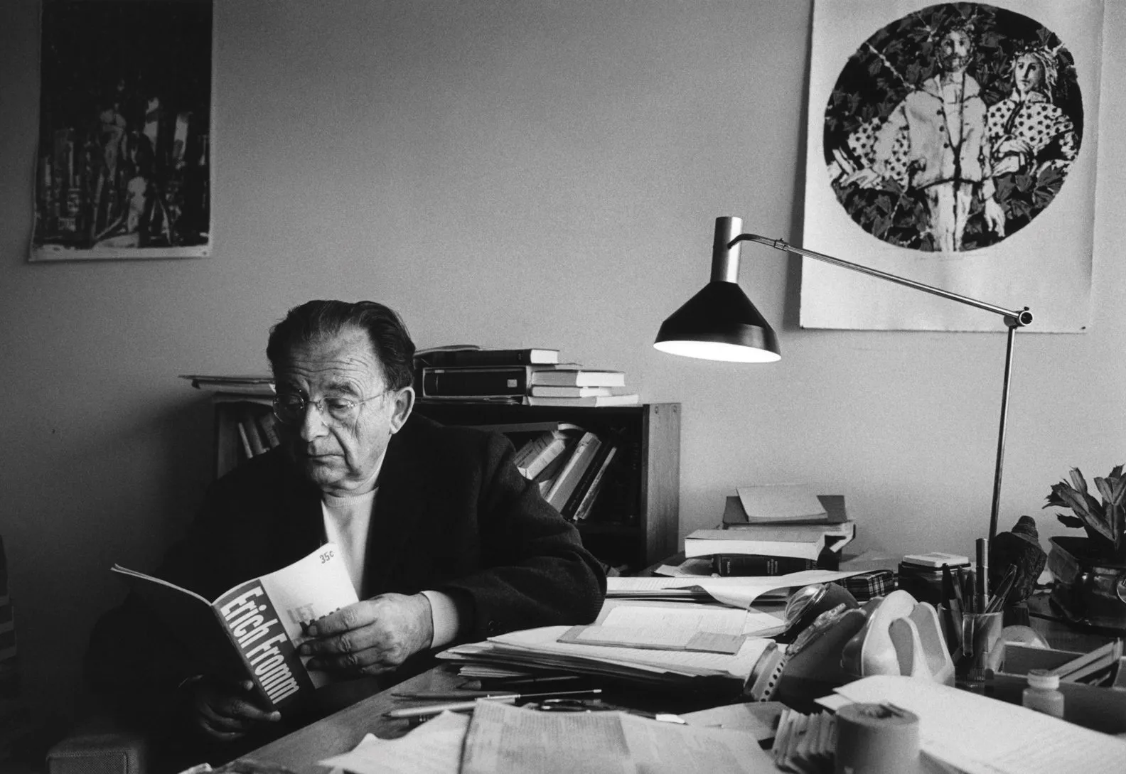 Erich Fromm czytający własną książkę w gabinecie – autor Ucieczki od wolności i O sztuce miłości