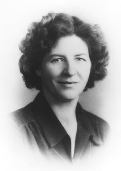 Isabel Briggs Myers - czarno-bialy portret kobiety z krotkimi kreconymi wlosami