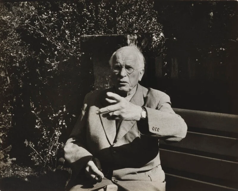 Carl Jung gestykulujący podczas rozmowy