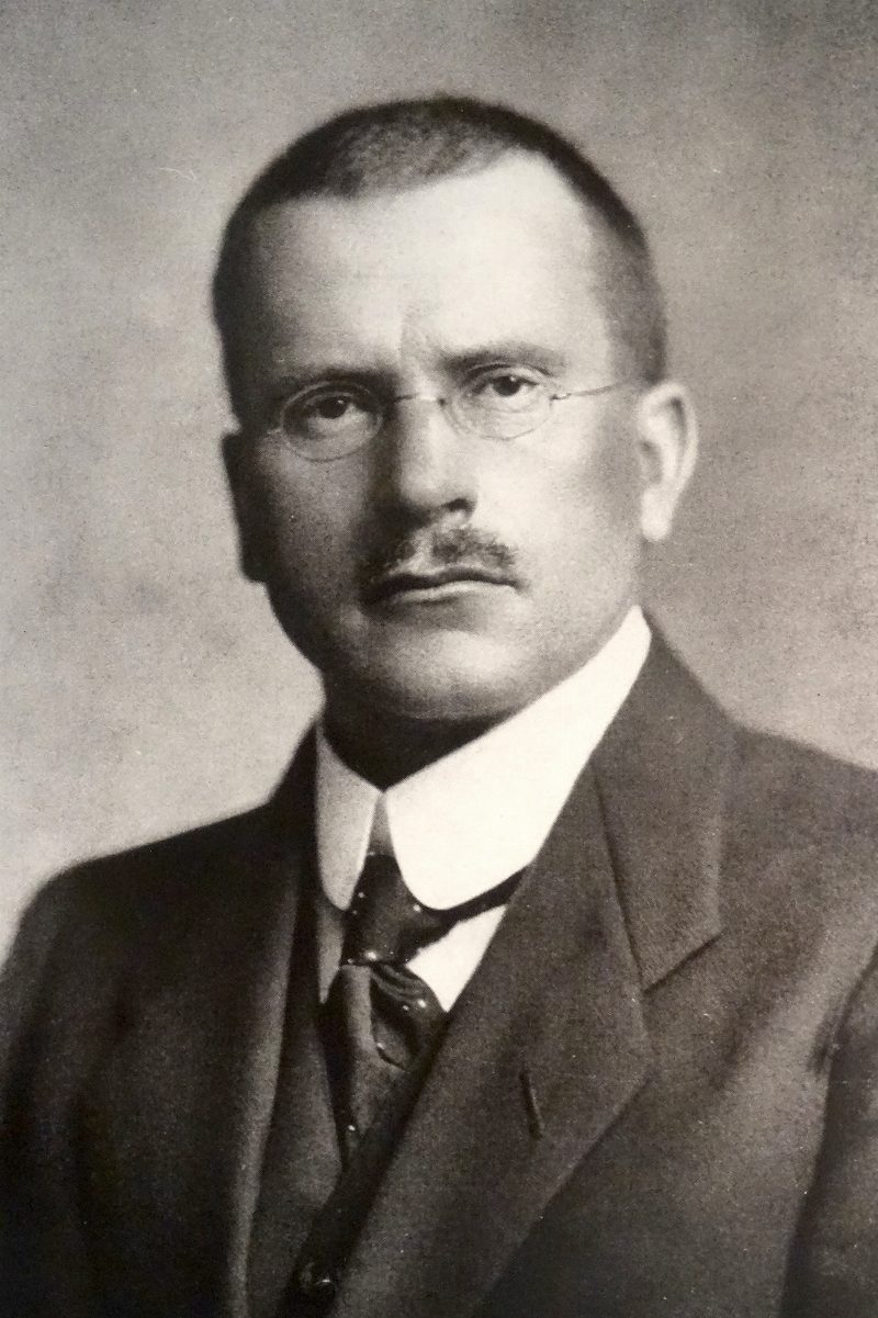 Mlody Carl Gustav Jung w okularach i garniturze - archiwalny portret
