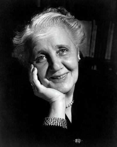 Melanie Klein w wieku dojrzalym - portret usmiechnietej kobiety z dlonia podpierajaca policzek