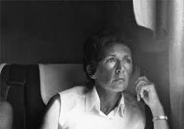 Alice Miller na tle swoich obrazów