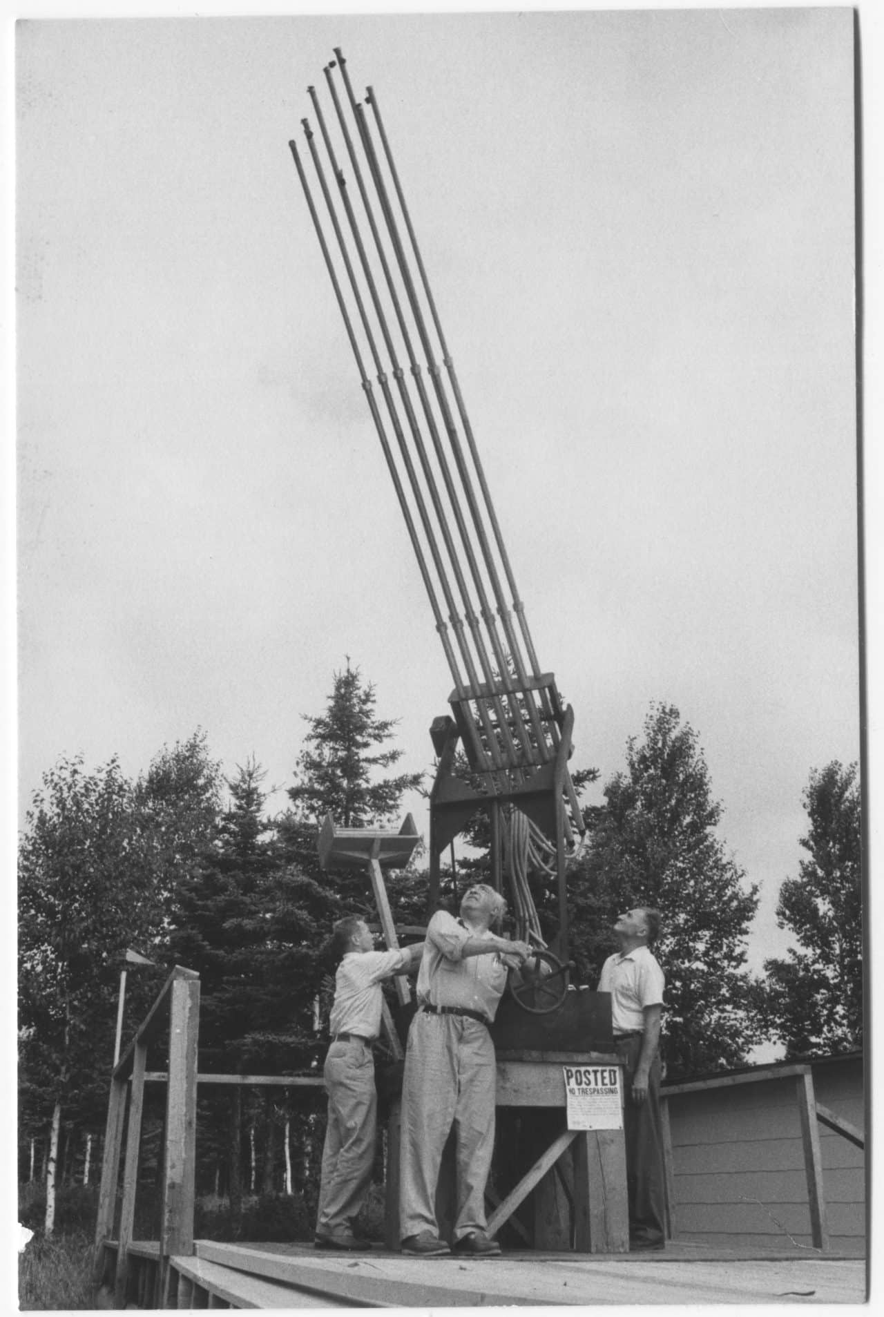Wilhelm Reich obsługujący cloudbuster – działo orgonowe wycelowane w niebo