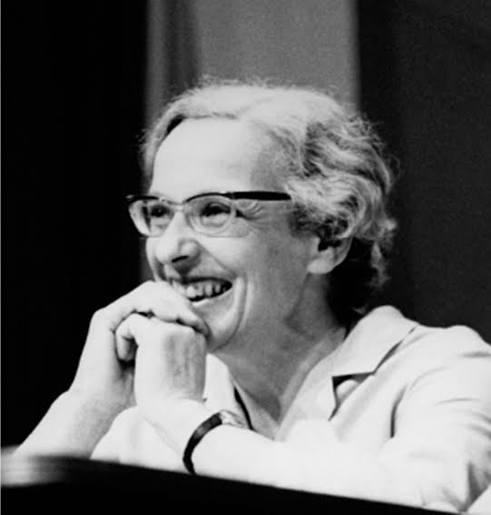 Marie-Louise von Franz smiejaca sie podczas wykladu - czarno-biala fotografia